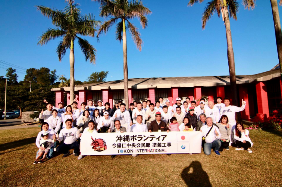 沖縄県今帰仁村中央公民館の柱の塗装ボランティア
